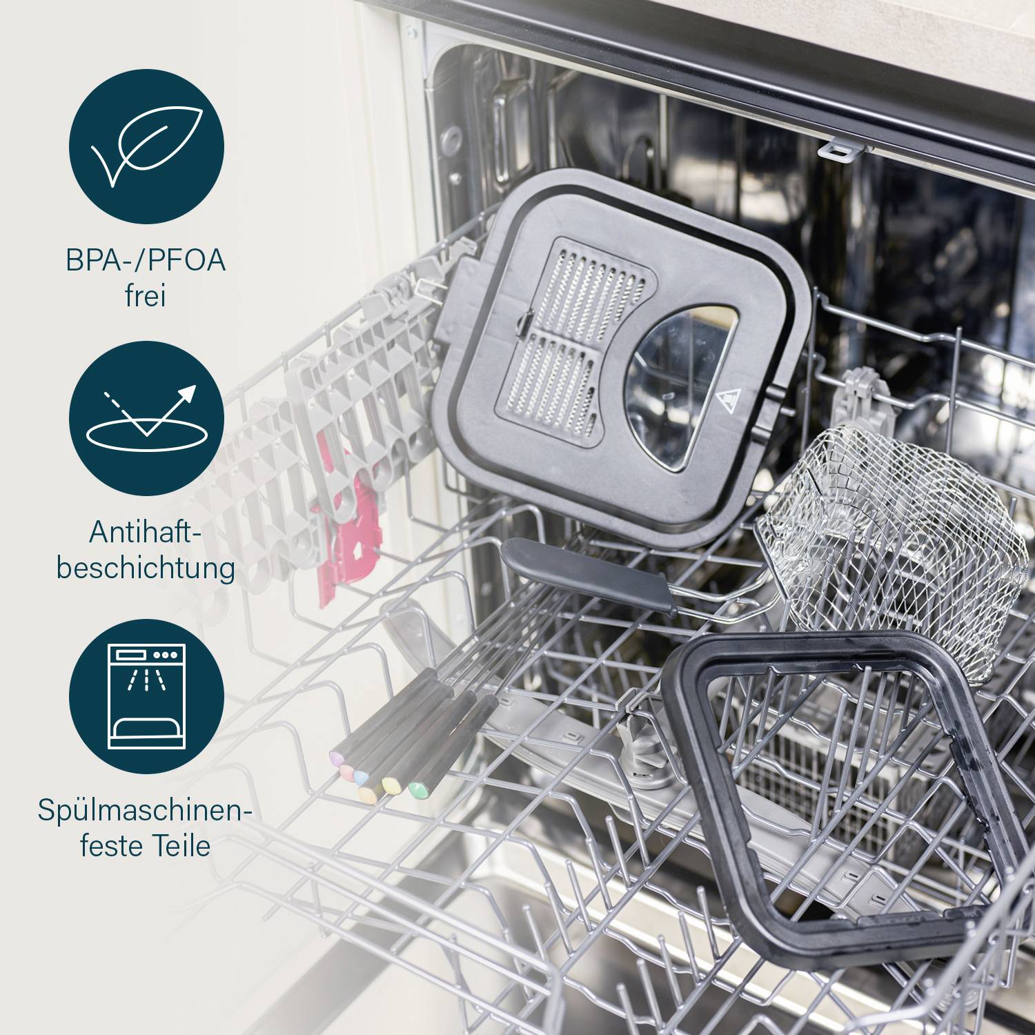 Een vaatwasser met een open mand toont verschillende serviesonderdelen. Symbolen rechts: BPA-/PFOA-vrij, anti-aanbaklaag, vaatwasmachinebestendig.