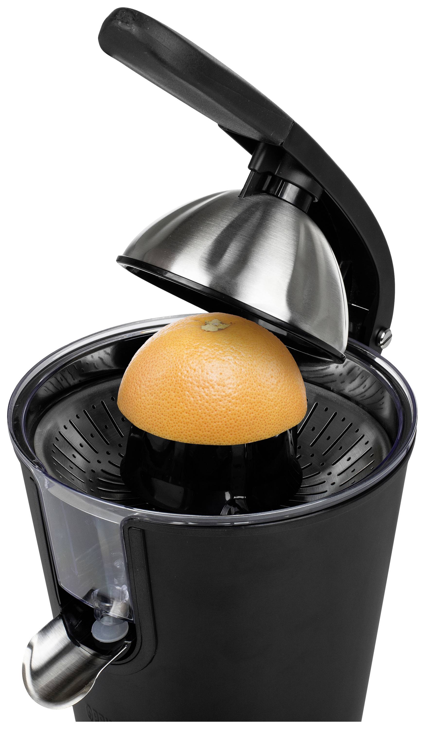 Elektrische citruspers met een half sinaasappel onder de persschijf. Het deksel is licht opgetild om de vrucht uit te persen.