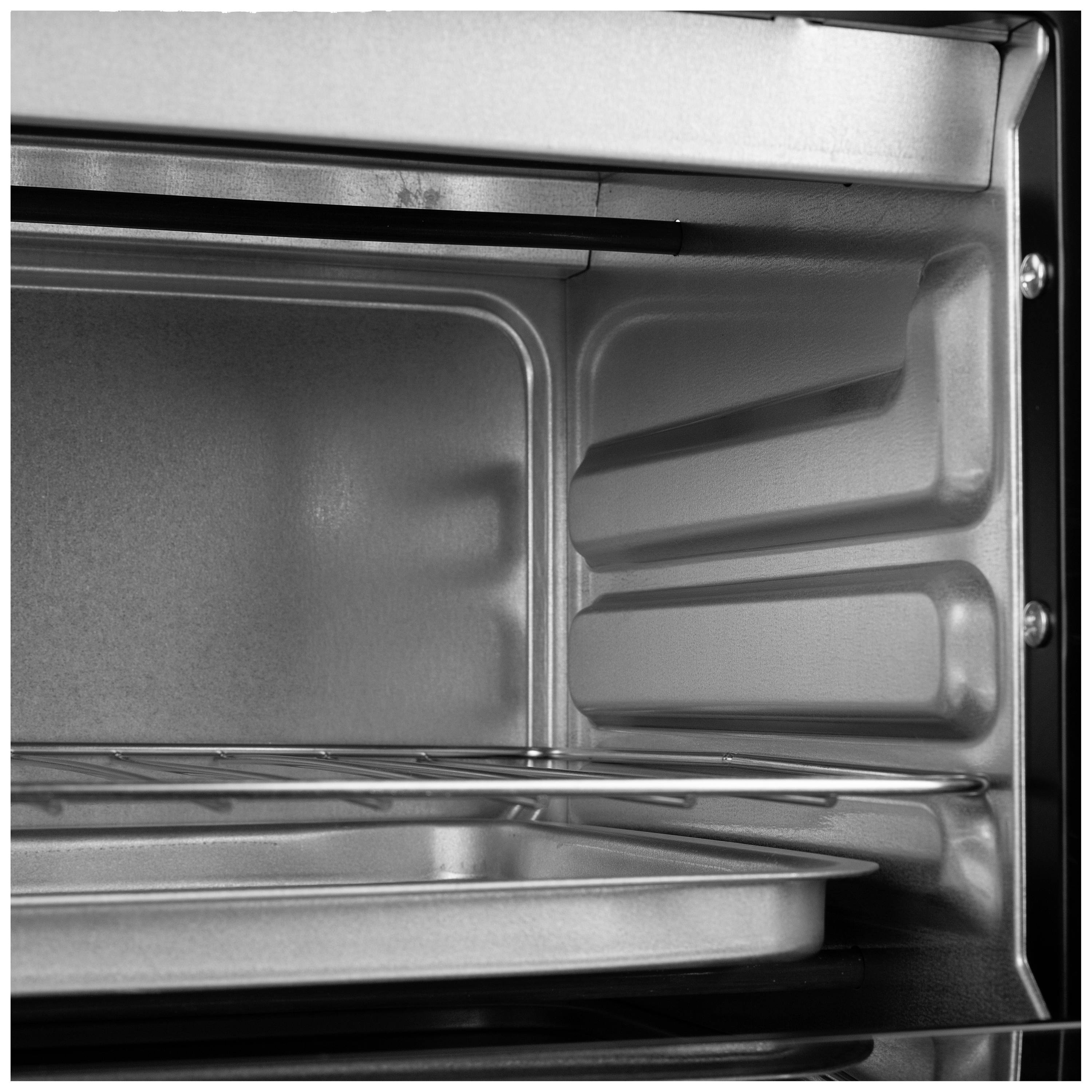 Een geopende oven met metalen rooster en bakplaat. De binnenwanden zijn van roestvrij staal. De weergave toont het binnenste van de oven duidelijk.