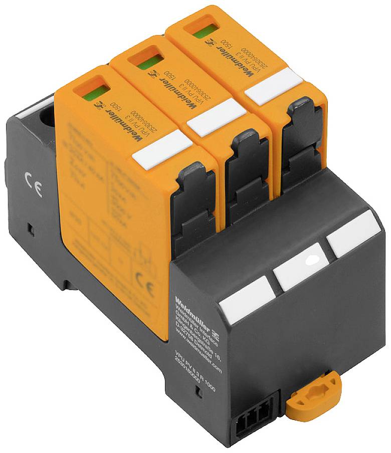 Drievoudige overspanningsbeveiligingsmodules in oranje op een zwart basismodule, gebruikt voor de beveiliging van elektrische apparaten.
