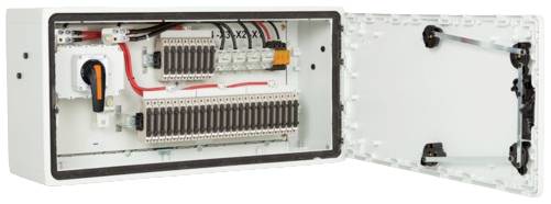 Open verdeelkast met bekabelde zekeringen en schakelaars toont interne elektrische componenten in gestructureerde indeling.