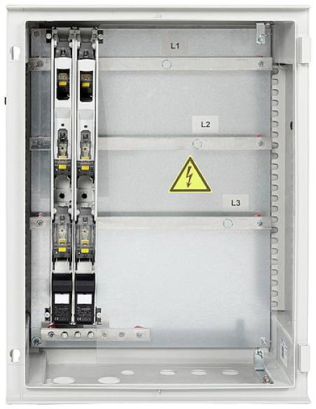 Lege schakelkast met drie horizontale draagrails, gemerkt met L1, L2, L3. Geel waarschuwingssymbool voor elektrische spanning.