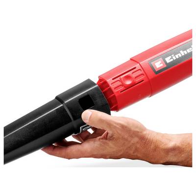 Hand die een zwarte aansluiting aan een rood Einhell elektrowerktuig op witte achtergrond aansluit.