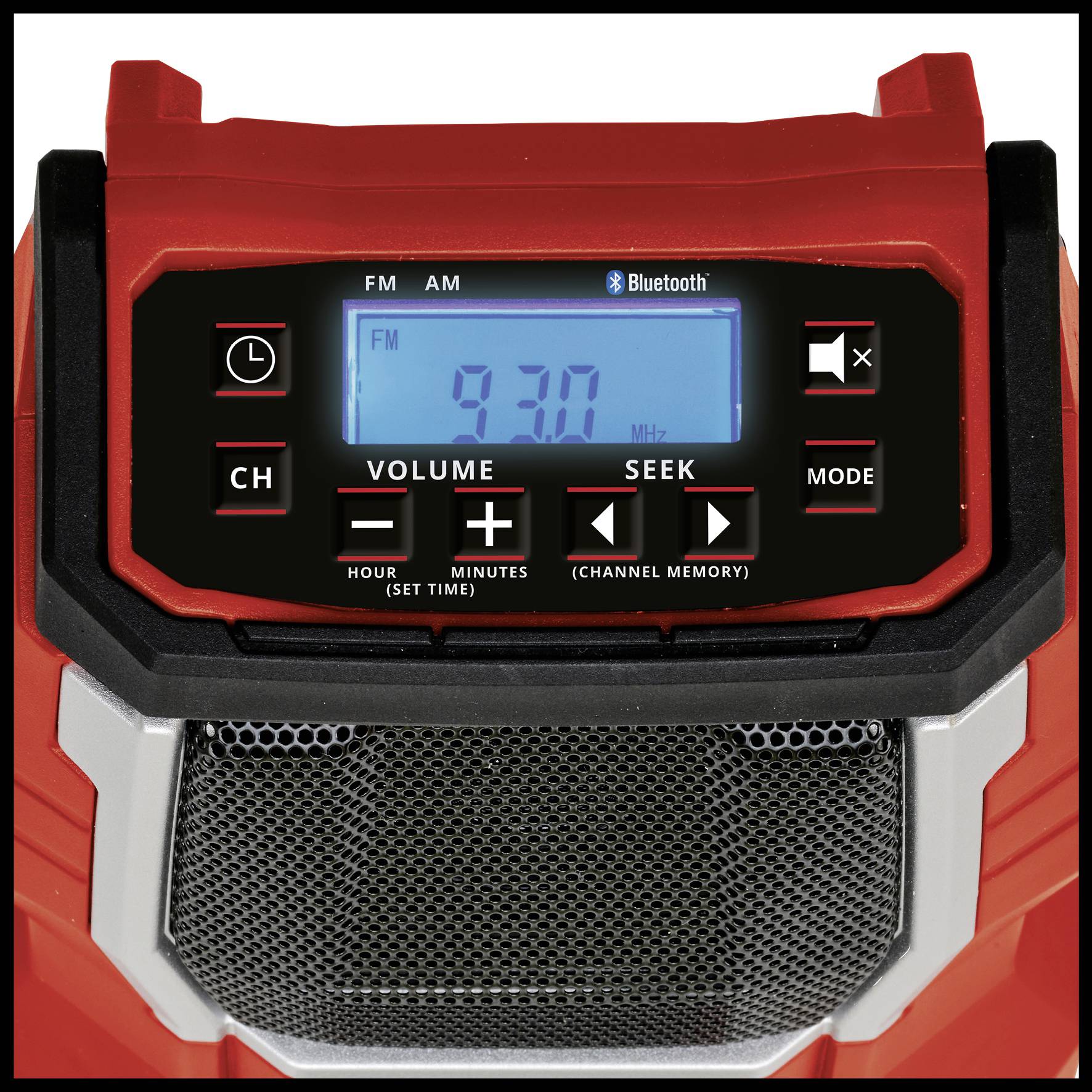 Rood draagbaar radio met zwart luidsprekergaas en een blauw display waarop '93.0 MHz' wordt weergegeven. Bluetooth-symbool zichtbaar.