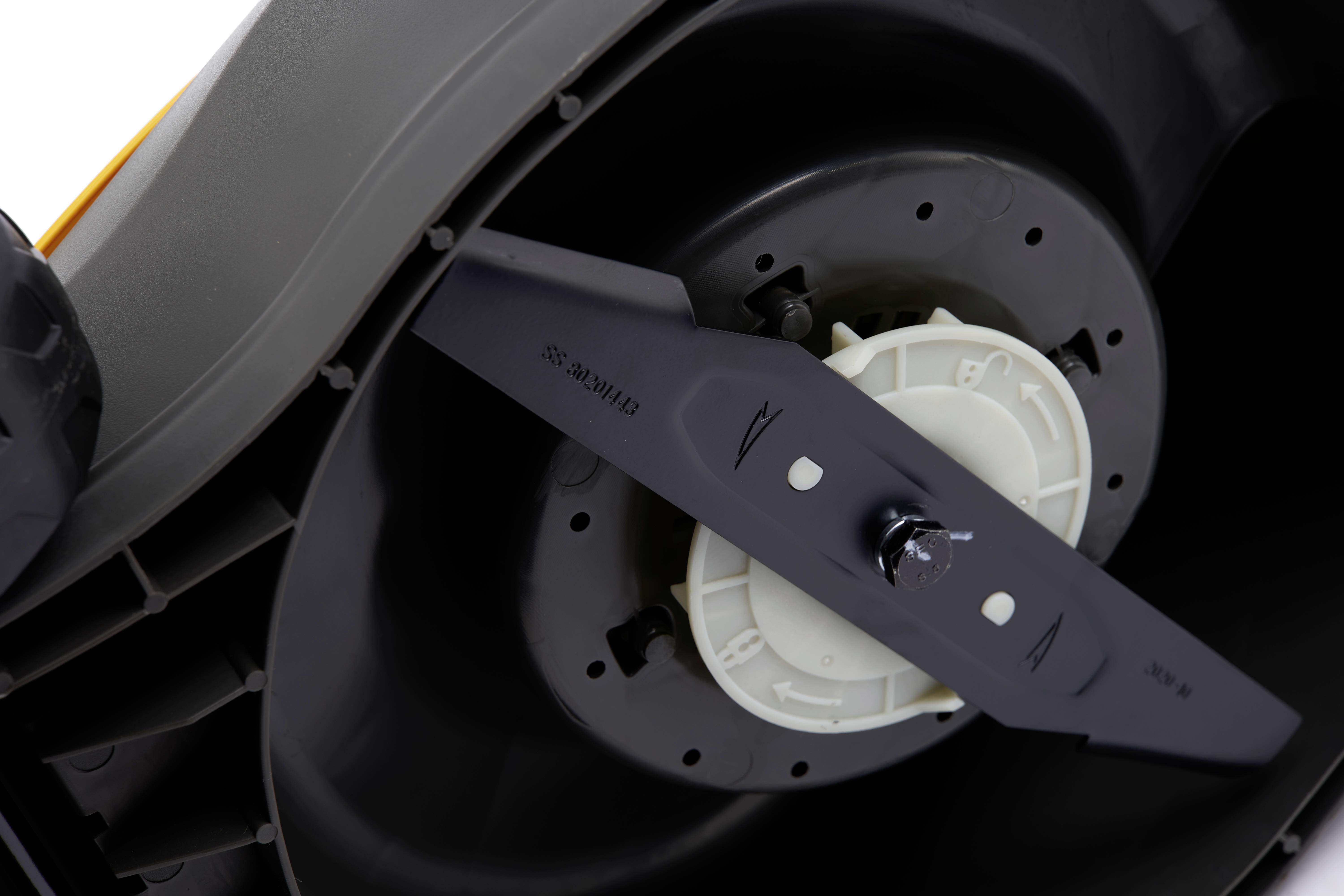 De afbeelding toont de onderkant van een grasmaaier met een scherp, zwart maaimes en een wit wiel op de achtergrond.