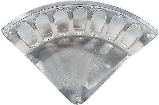 Metalen lepel, halfvormig, met tien gewelfde uitstulpingen, vermoedelijk gebruikt als gietmal of voor de vervaardiging van halfronde objecten.