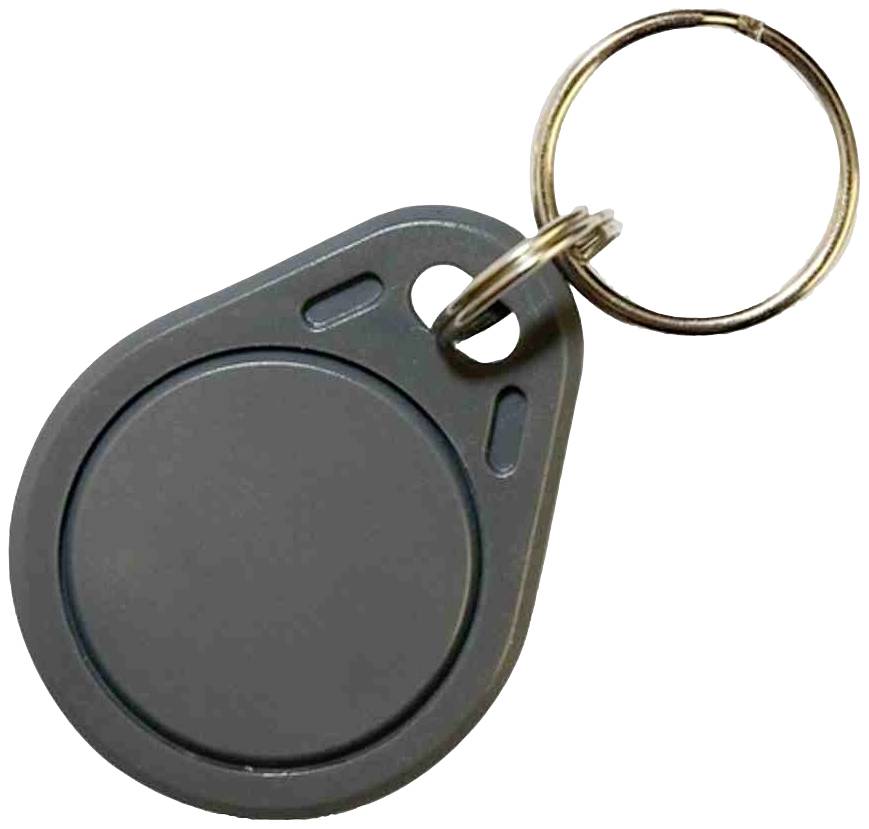 Zwarte sleutelhanger in druppelvorm met metalen ring, vaak gebruikt voor toegangscontrole of identificatie.
