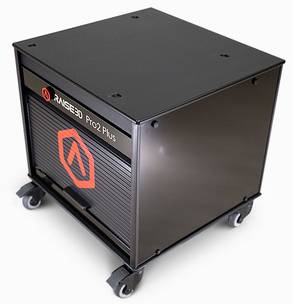 Een zwarte, kubieke 3D-printer van Raise3D, model Pro2 Plus, gemonteerd op wielen. Het apparaat heeft een logo en is verrijdbaar.
