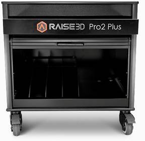Een zwarte 3D-printer met het opschrift 'Raise3D Pro2 Plus' op de lade, gemonteerd op wielen, geschikt voor mobiel gebruik.