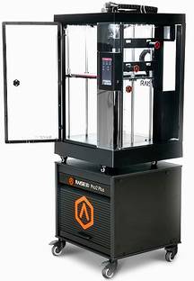 3D-printer-model in het zwart, staat op een verrijdbaar onderstel met het logo van een werkplaats. De deur staat open. Display toont bedieningspaneel aan de rechterkant.