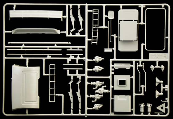Een plastic modelbouwpakket op een zwarte achtergrond. Bevat verschillende onderdelen voor het in elkaar zetten van een model.