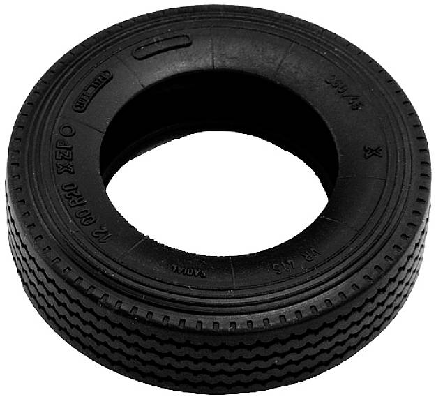 Een zwarte autoband die op een witte ondergrond ligt. De band heeft een eenvoudig profiel zonder bijzondere kenmerken.