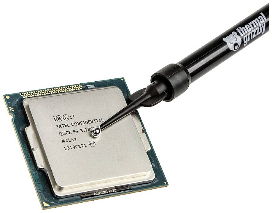 Een processor wordt ingesmeerd met warmtegeleidingspasta van Thermal Grizzly. Belangrijke stap voor de optimalisatie van de koeling van de pc.