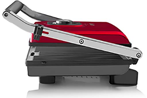 Een rood contactgrill-apparaat met gesloten deksel, zilveren handgreep en zwarte rubberen voetjes, gezien van opzij.