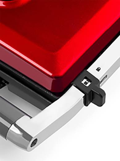 Close-up van een rode laptophoek met een zilveren scharnier en een zwart vergrendelingsmechanisme.