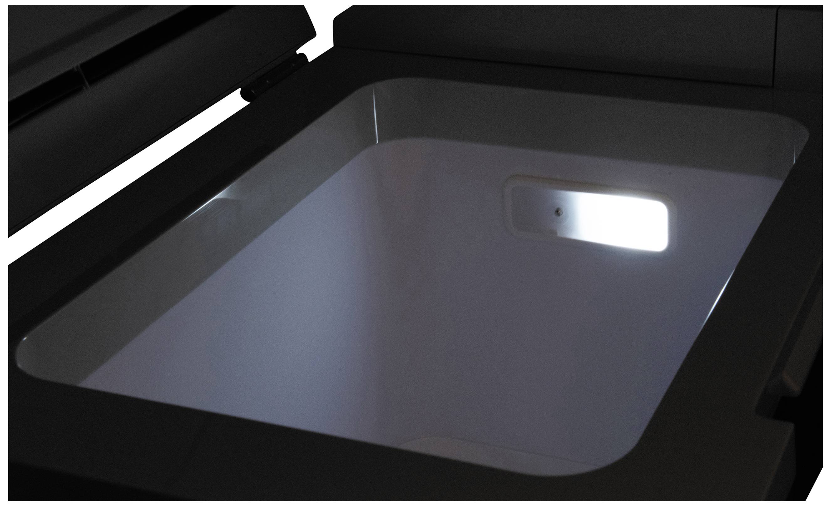 Open scanner met verlichte oppervlakte.