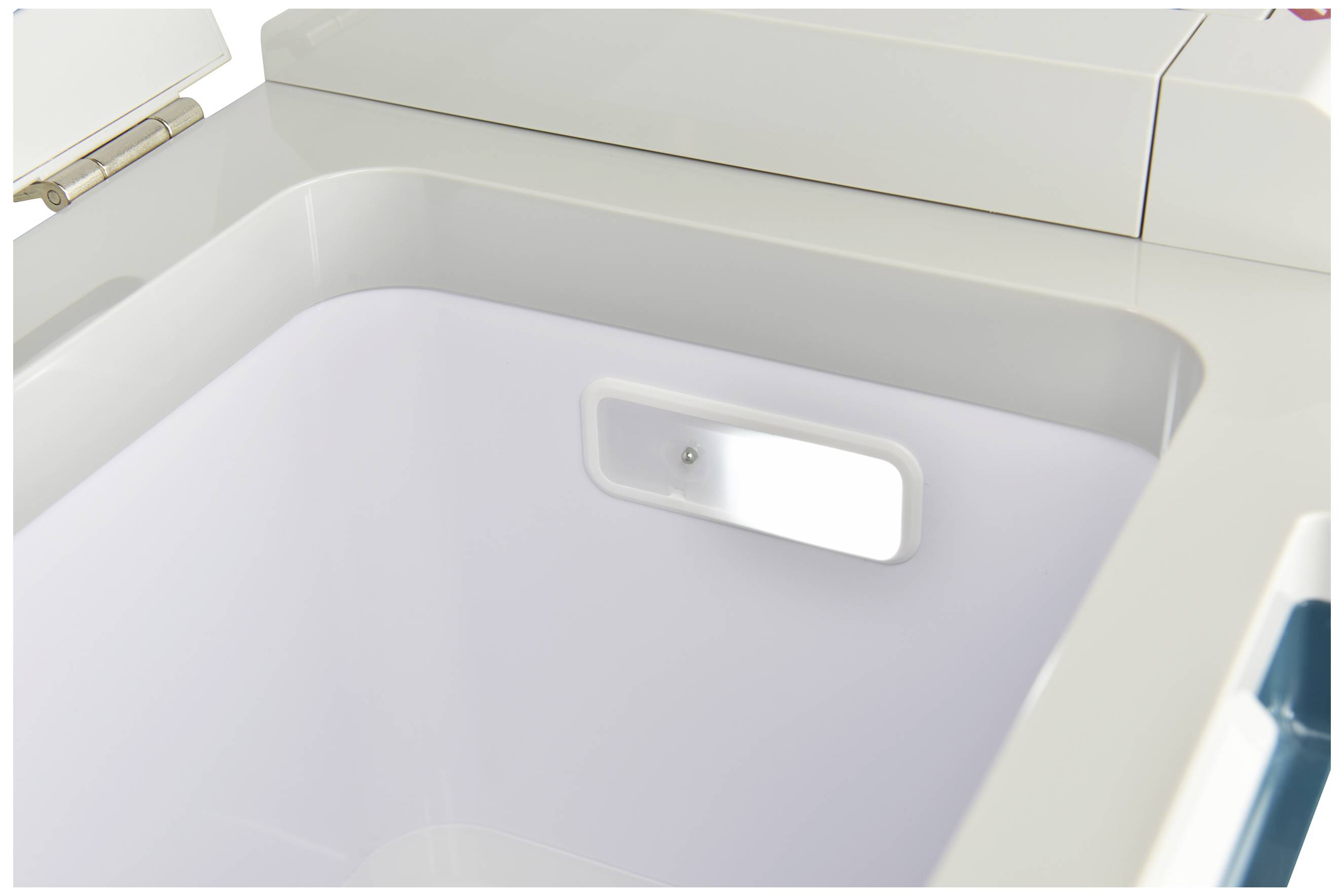 Het interieur van een witte vriezer met een kleine LED-lichtbalk aan de wand.