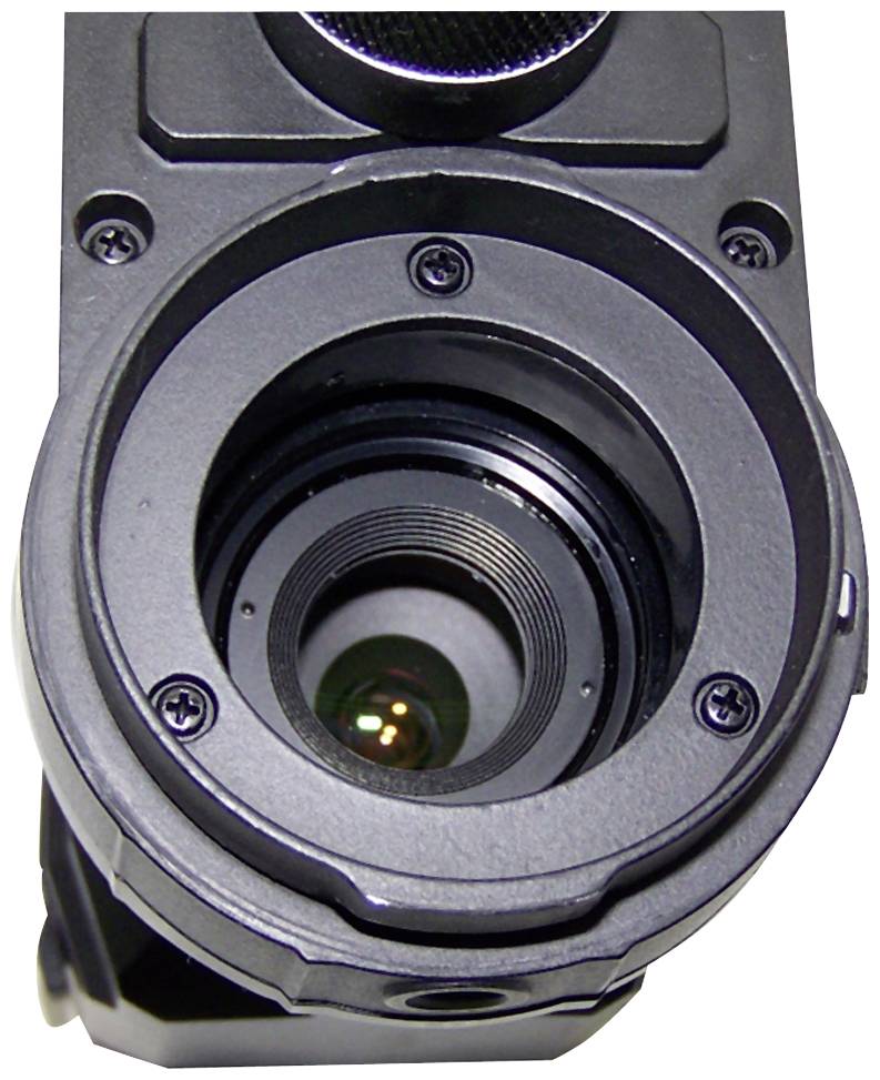 Close-up van een cameralens in een donkere behuizing, toont details van de lenzen en schroeven.