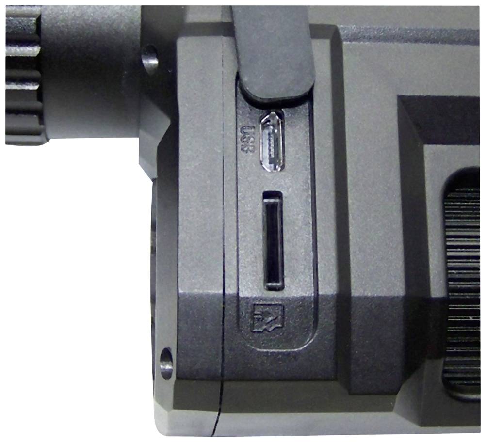 Close-up van een elektronisch apparaat met een sleuf voor SD- en USB-kaartadapters aan de linkerkant.