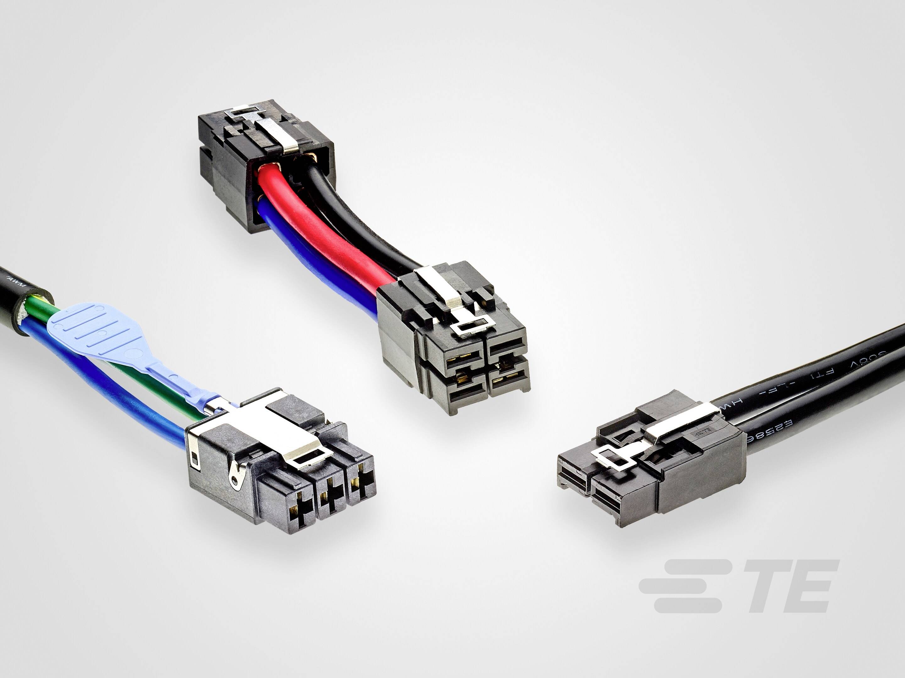 Drie elektrische stekkers met gekleurde kabels; toont een productvoorbeeld van stekkers in verschillende uitvoeringen.
