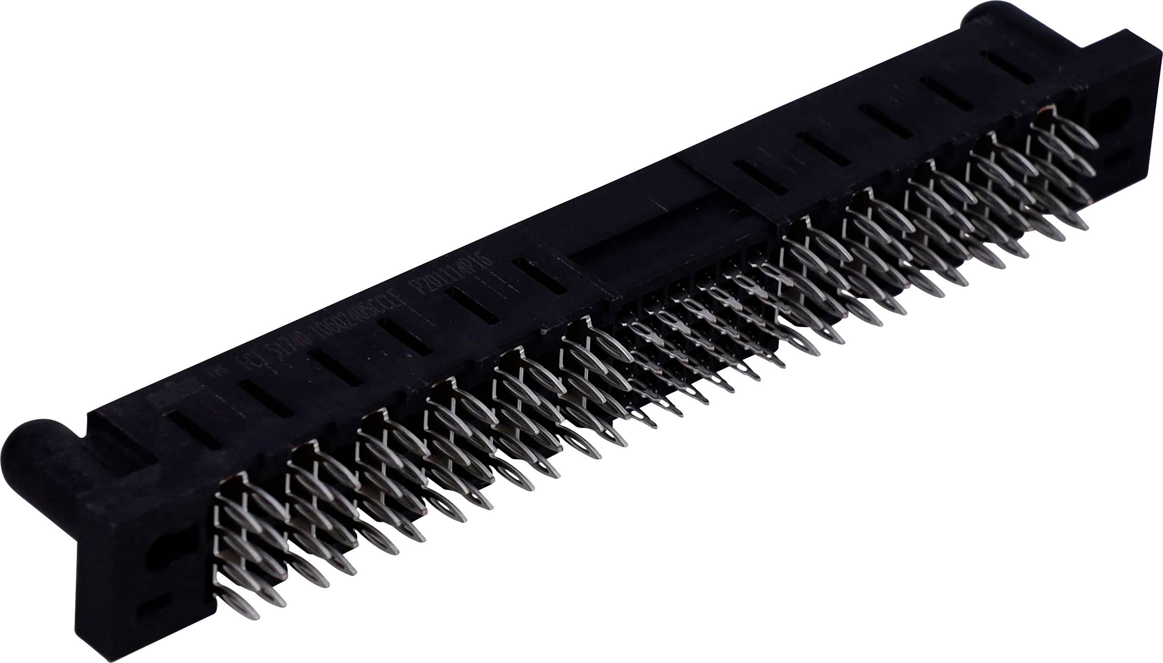 Een close-up van een zwarte connector met meerdere metalen pinnen, doorgaans gebruikt voor elektronische apparaataansluitingen. Hij heeft een rechthoekige vorm.