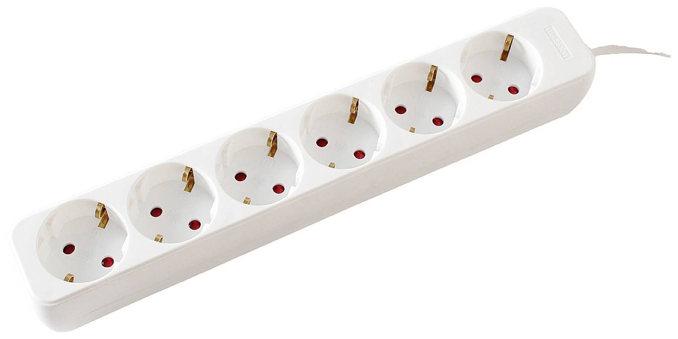 Een witte stekkerdoos met zes aansluitingen, geschikt voor het aansluiten van meerdere elektrische apparaten.