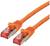 Twee oranje Ethernet-kabels met zilveren connectoren naast elkaar, geschikt voor netwerkverbindingen, close-up.