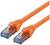 Twee oranje Ethernet-kabels met transparante blauwe connectoren liggen naast elkaar.