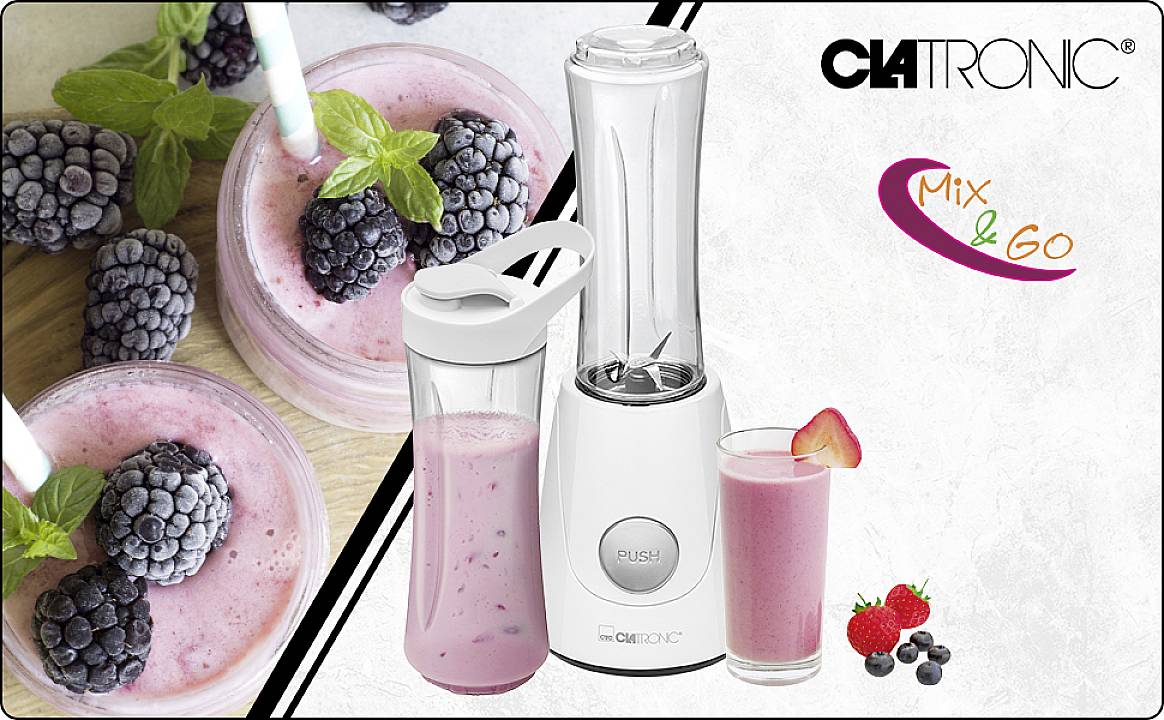De Clatronic Mix & Go is een compacte mixer, afgebeeld naast een smoothiefles en een glas met bessensmoothie. Ingrediënten: Bessen.