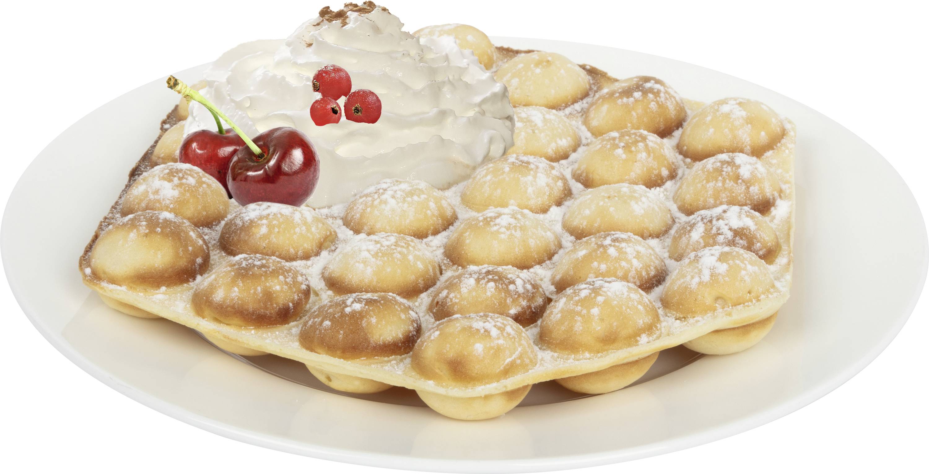 Een bord met een bubble wafel, gegarneerd met slagroom, rode bessen en een kers. Bestrooid met poedersuiker.