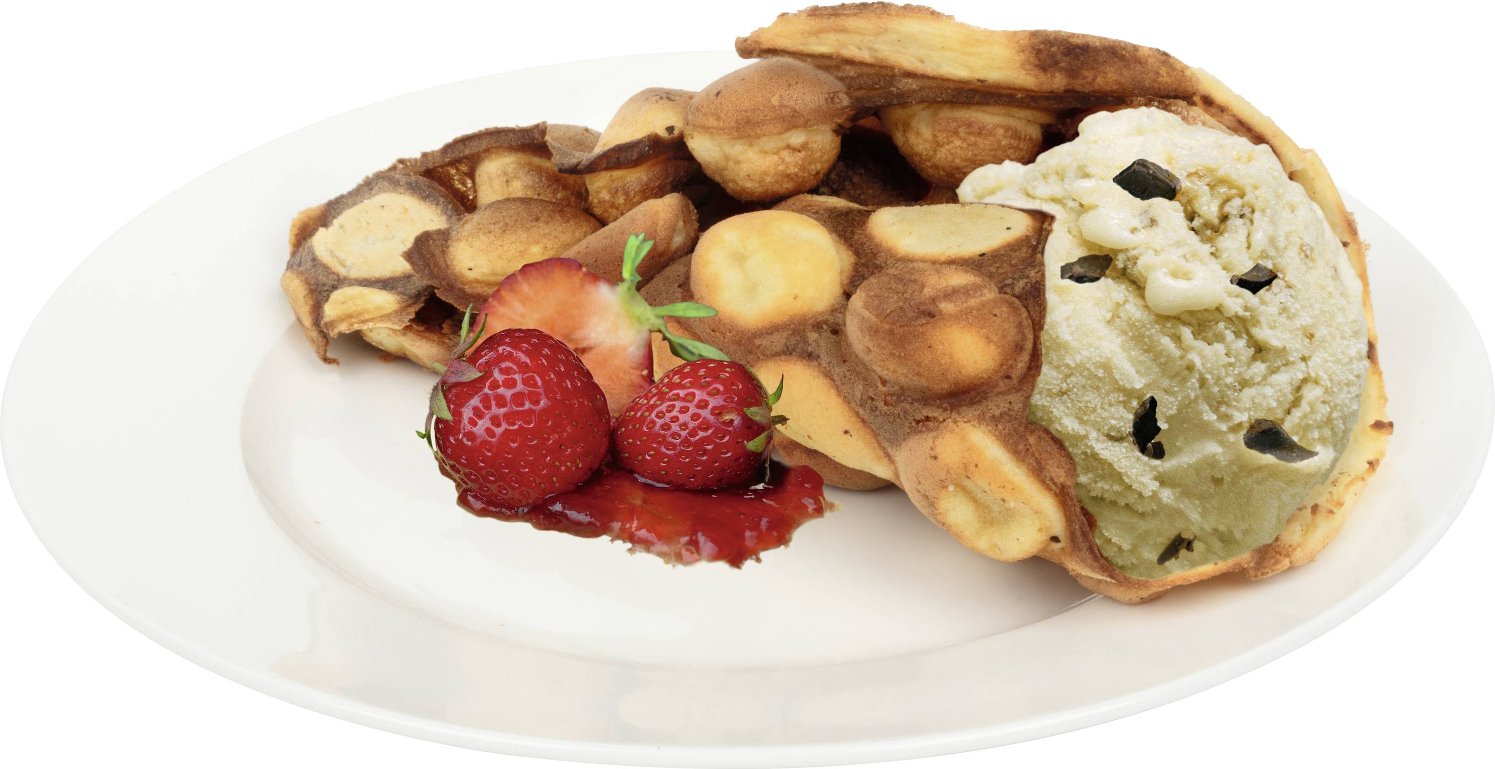 IJsdessert met wafels op een bord, geserveerd met aardbeien en chocolade-ijs.