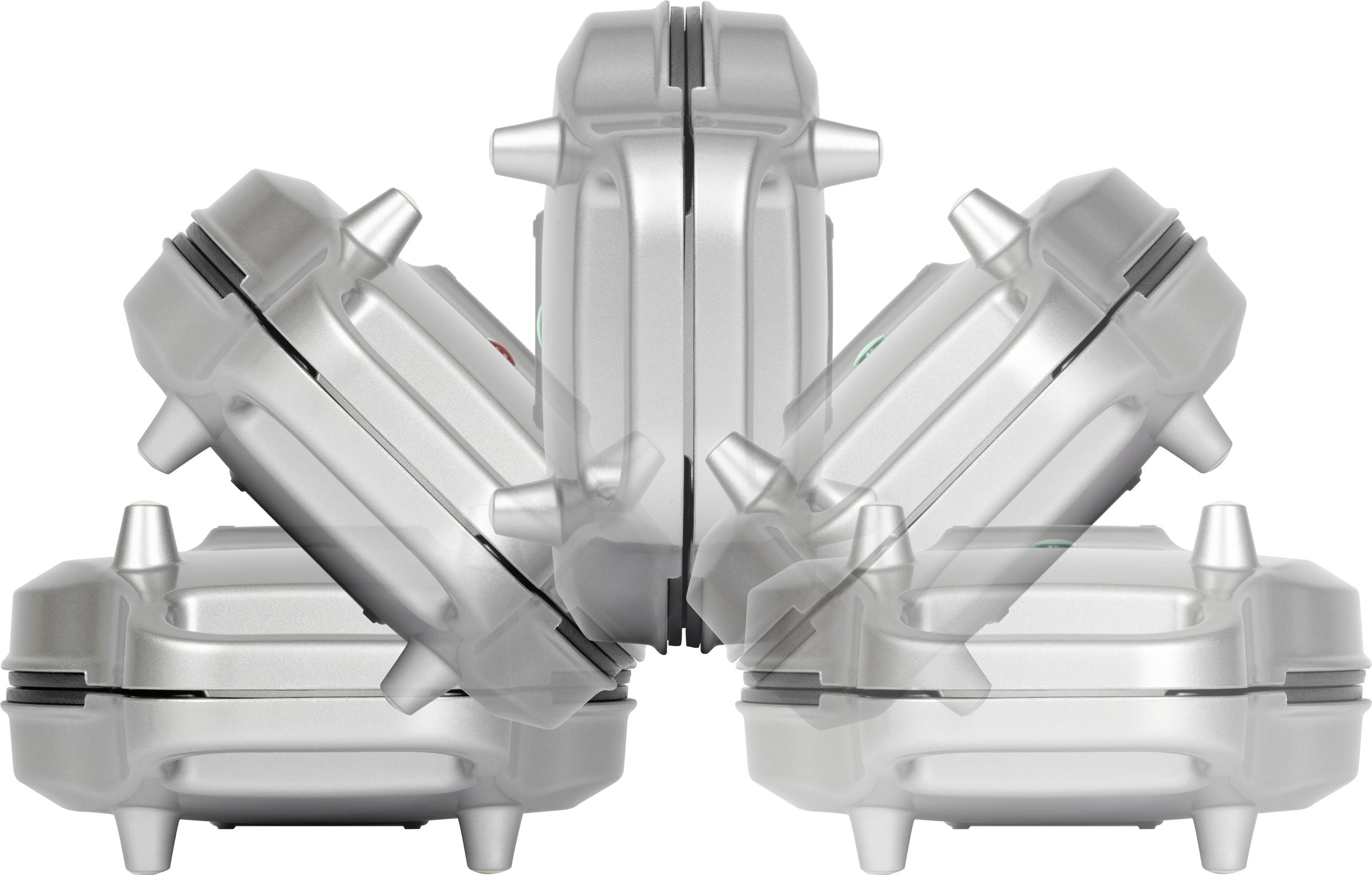 Meerdere zilveren wafelijzers in verschillende posities tonen de flexibiliteit van de scharnieren.