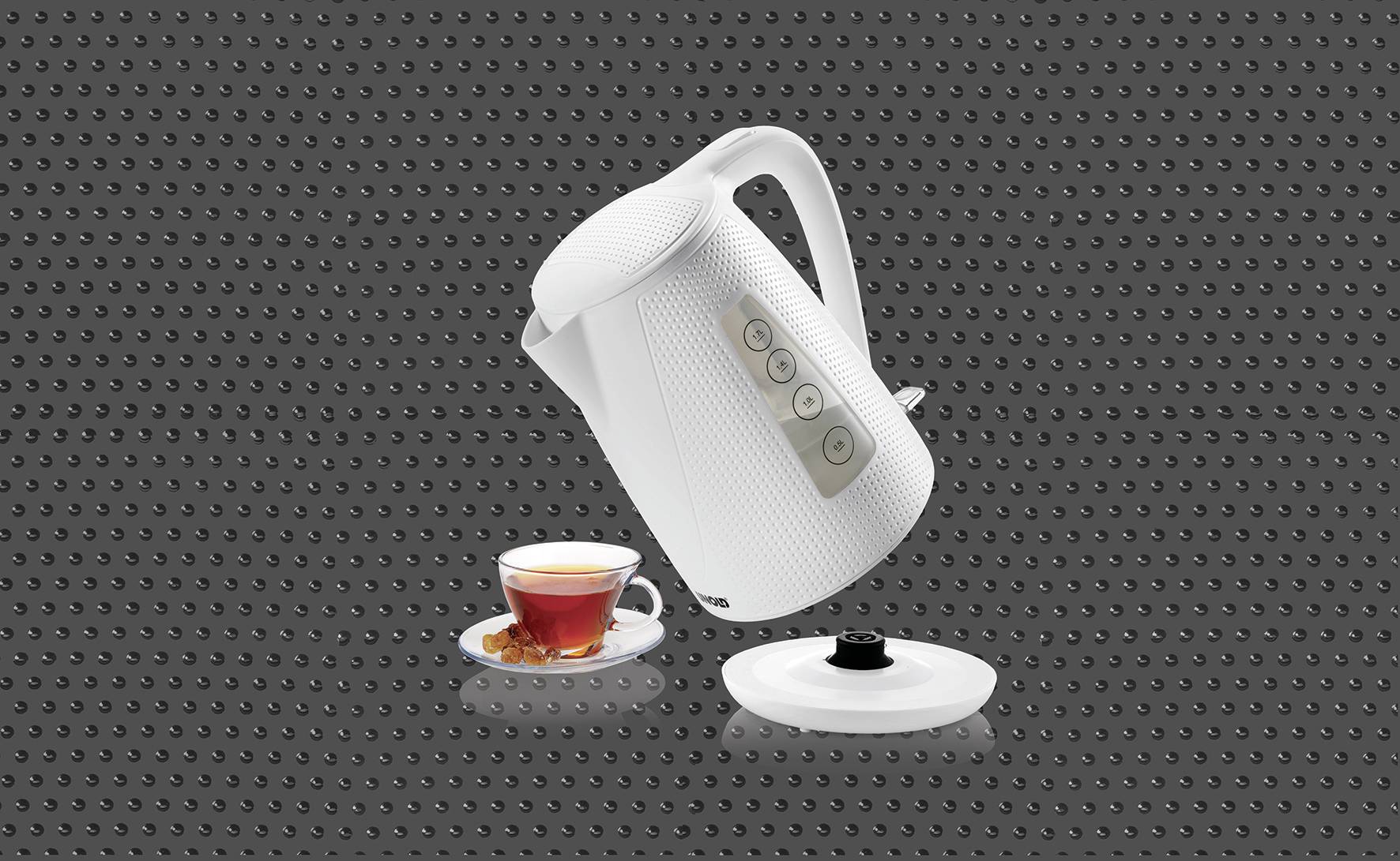 Een witte waterkoker giet vloeistof in een kopje thee op een onderschotel, voor een gestippelde achtergrond.