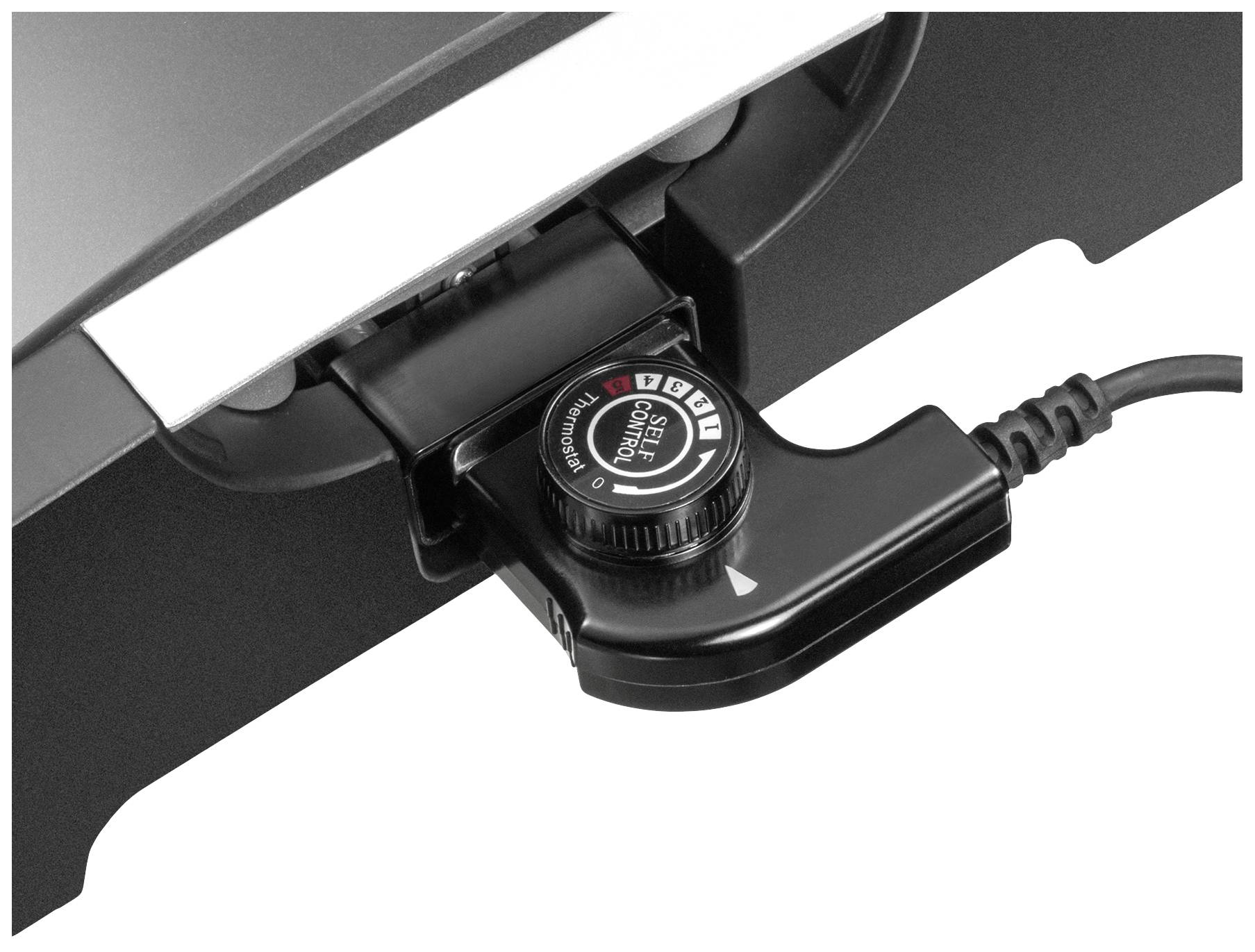 Close-up van een numeriek instelwiel op een apparaat dat op een specifieke waarde kan worden ingesteld; omgeven door een kabel.