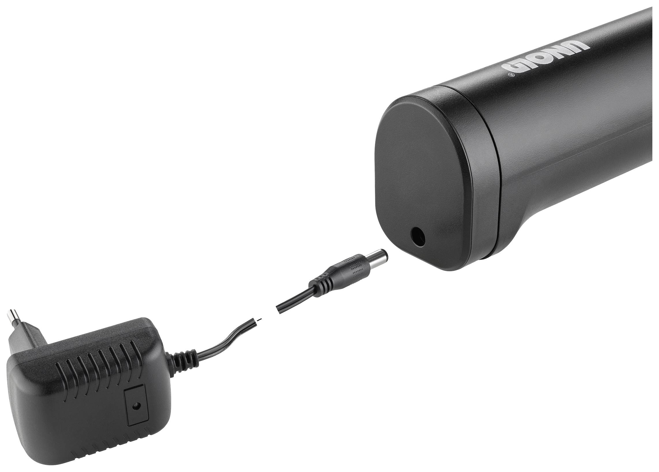 Een oplader is klaar om te worden aangesloten op een draadloze elektrische gordijnmotor. De motor is zwart en cilindrisch.