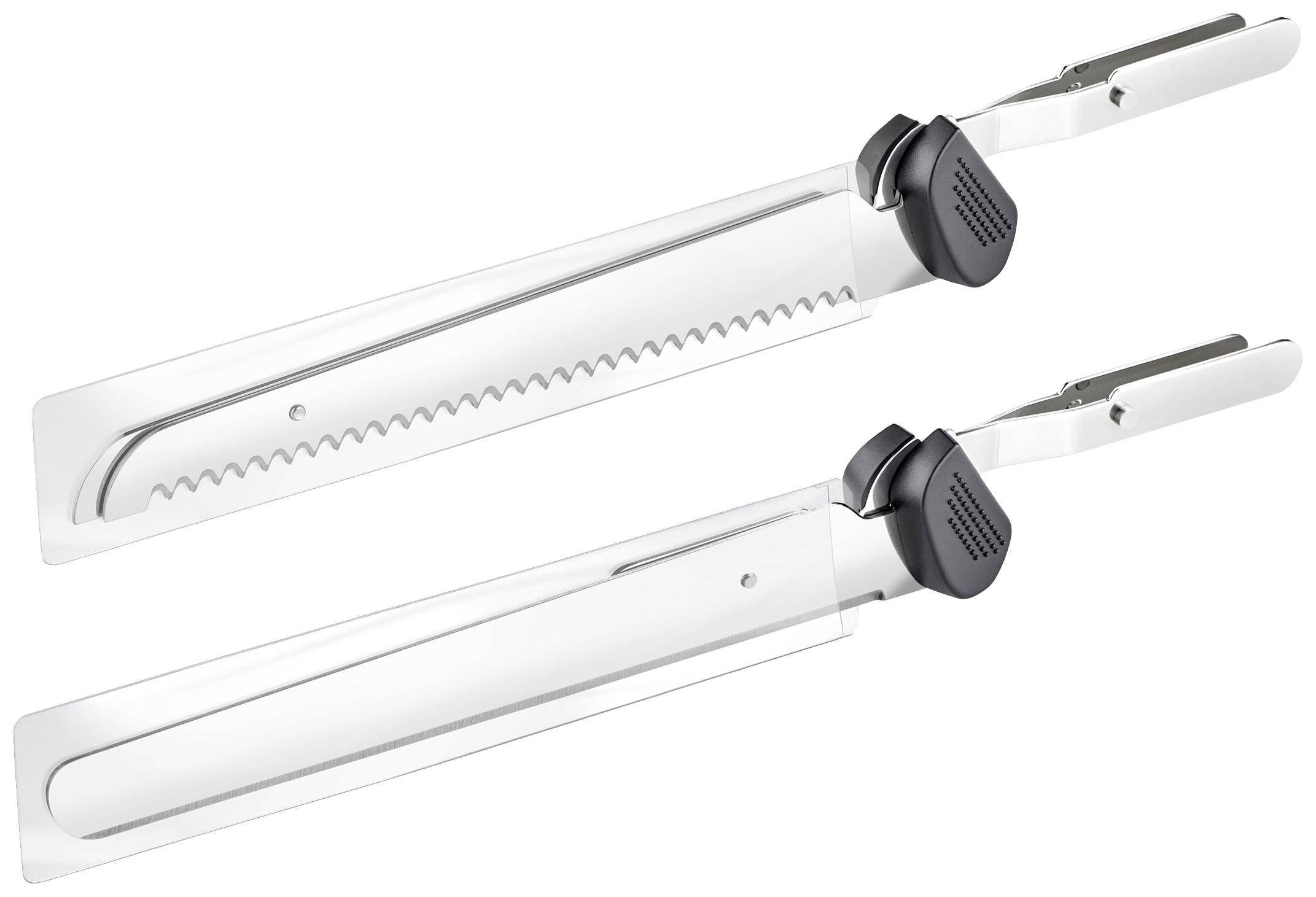 Twee zilveren elektrische messen met zwarte handgreep, boven elkaar geplaatst. Ze hebben gekartelde messen voor het snijden.