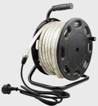 Een zwarte kabelhaspel met opgerolde kabel, handgreep bovenaan om te dragen, stopcontact en stekker aan de uiteinden van de kabel.