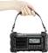 Een hand houdt een draagbare radio vast met een scherm waarop '90 ELF' wordt weergegeven. De radio heeft knoppen voor band, info, menu en andere functies.