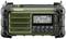 Groene draagbare radio met zonne-oplaadmogelijkheid en digitaal display dat 'FM 97.40' toont. Knoppen voor band, volume en zenderzoeken.
