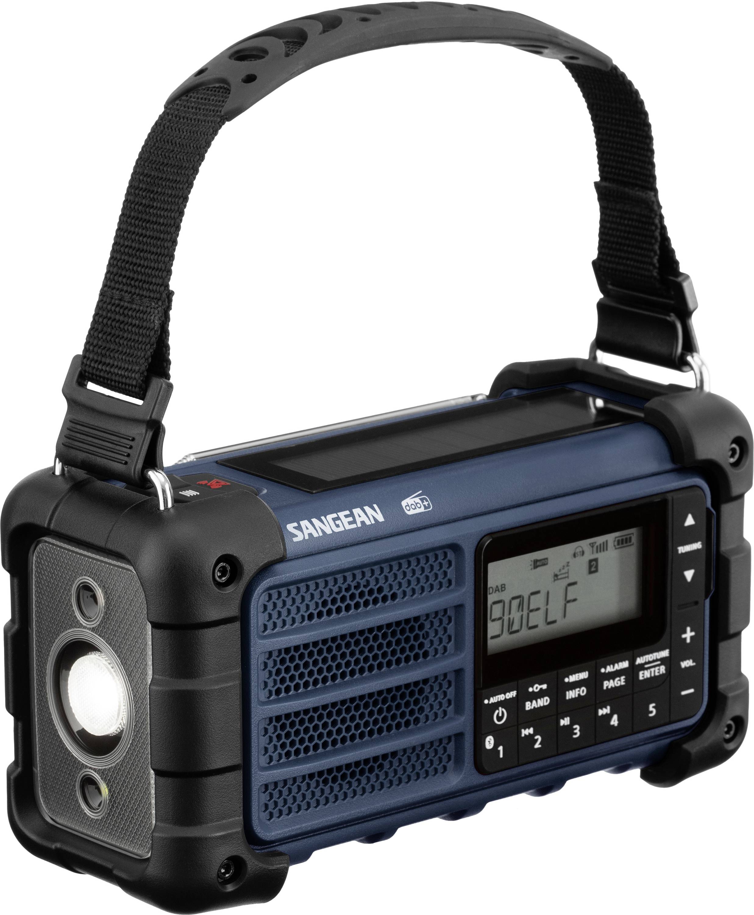 Een draagbare radio met een digitaal display en robuust ontwerp. Hij beschikt over een lus om te dragen en verschillende bedieningsknoppen.