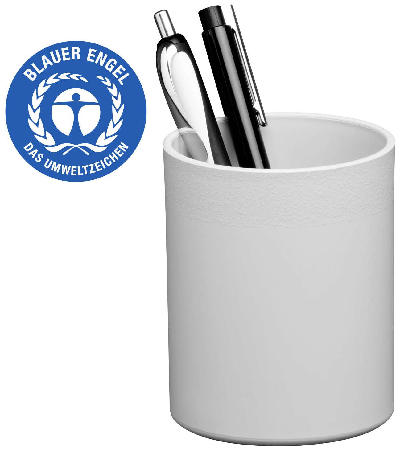 Een witte mok met twee pennen, naast het 'Blauwe Engel' logo dat wijst op milieuvriendelijkheid.