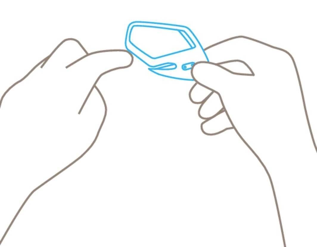 Twee handen houden een bloedglucosemeter vast, een vinger wordt voorbereid voor de test.