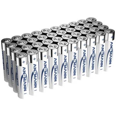 Een dicht opgestapelde stapel AA-batterijen met een blauwe merkopdruk 'ANSMANN' aan de zijkant, gerangschikt in rechte rijen.