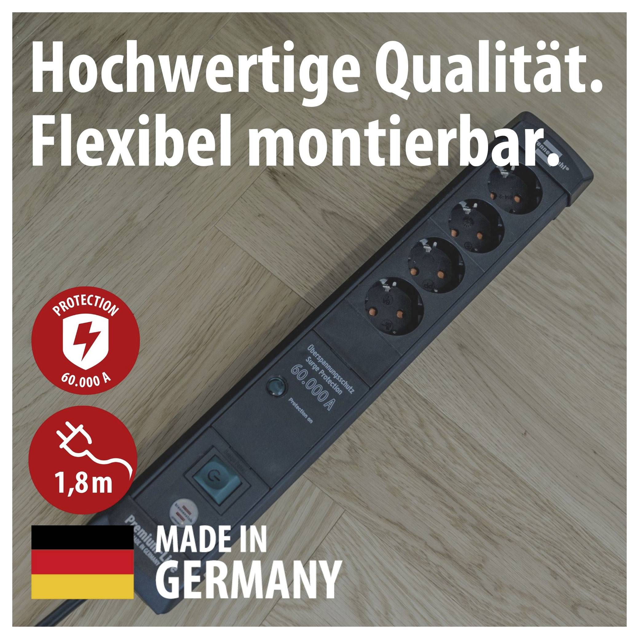 Zwarte 4-voudige stekkerdoos diagonaal op houten vloer; Tekst: 'Hoogwaardige kwaliteit. Flexibel monteerbaar.', 'MADE IN GERMANY', 60.000 A, 1,8 m.