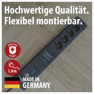 Zwarte 4-voudige stekkerdoos diagonaal op houten vloer; Tekst: 'Hoogwaardige kwaliteit. Flexibel monteerbaar.', 'MADE IN GERMANY', 60.000 A, 1,8 m.