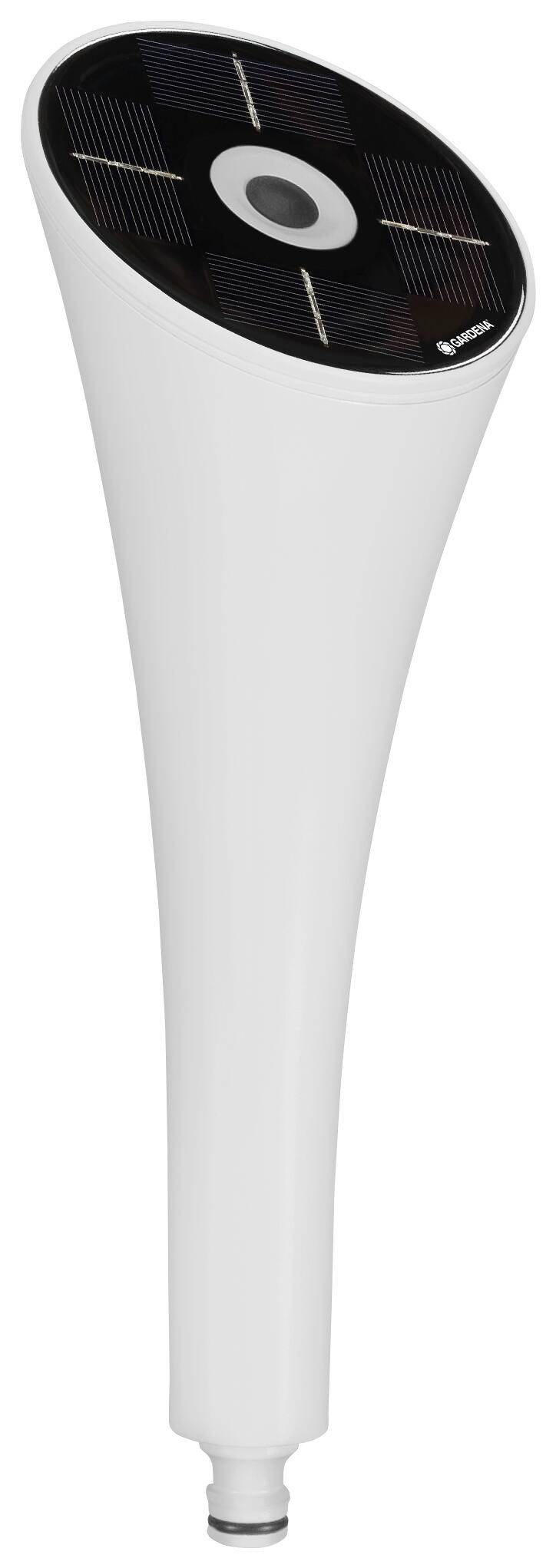 Een witte, kegelvormige zonnedouche met een zwart zonnepaneel aan de bovenkant, geschikt voor gebruik in de tuin of op de camping.