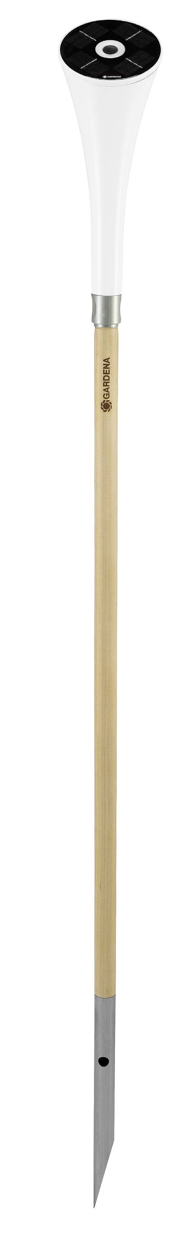 Een lange speer met een witte handgreep en houten schacht, die onderaan uitmondt in een scherpe metalen punt.