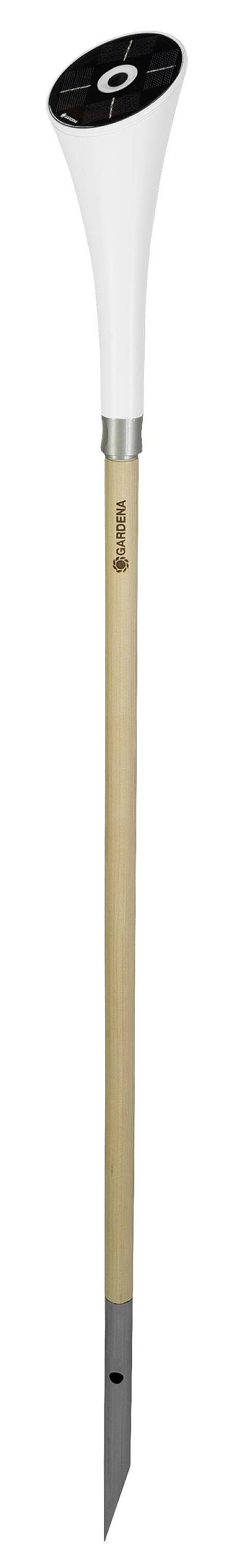 Een gereedschap met een lange houten steel en een witte kunststof kop; waarschijnlijk een tuinhak of een soortgelijk gereedschap.