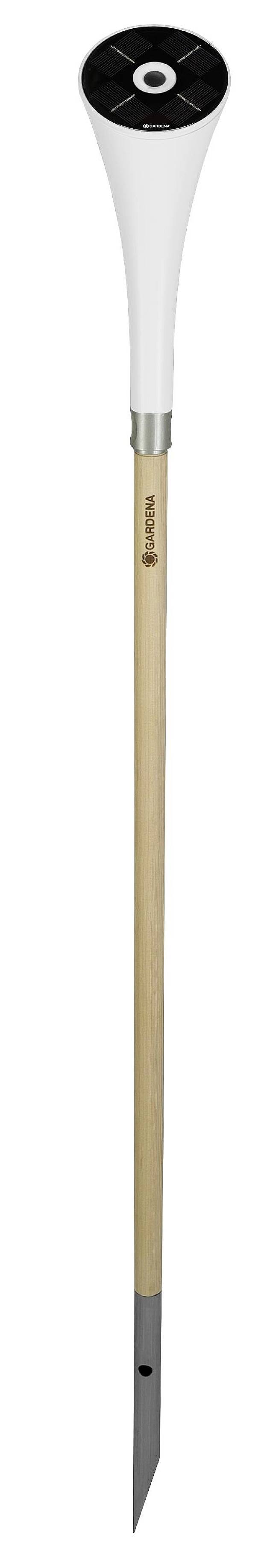 Een lange tuingereedschap met een houten handvat en metalen punt, geschikt voor wieden of graven in de grond.