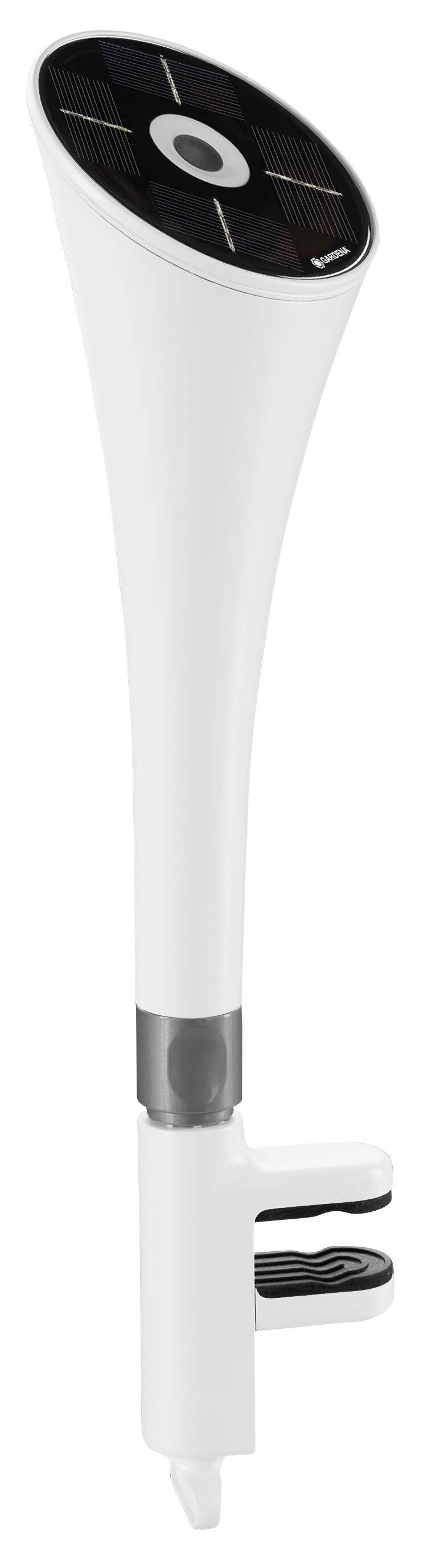 Witte solar tuinlamp met een slanke kegelvormige ontwerp en een rond, zwart zonnepaneel bovenaan. Geschikt voor bevestiging in de grond.